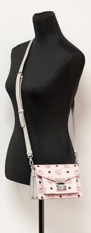 Sac à main à bandoulière MCM Signature en cuir rose doux avec logo diamant