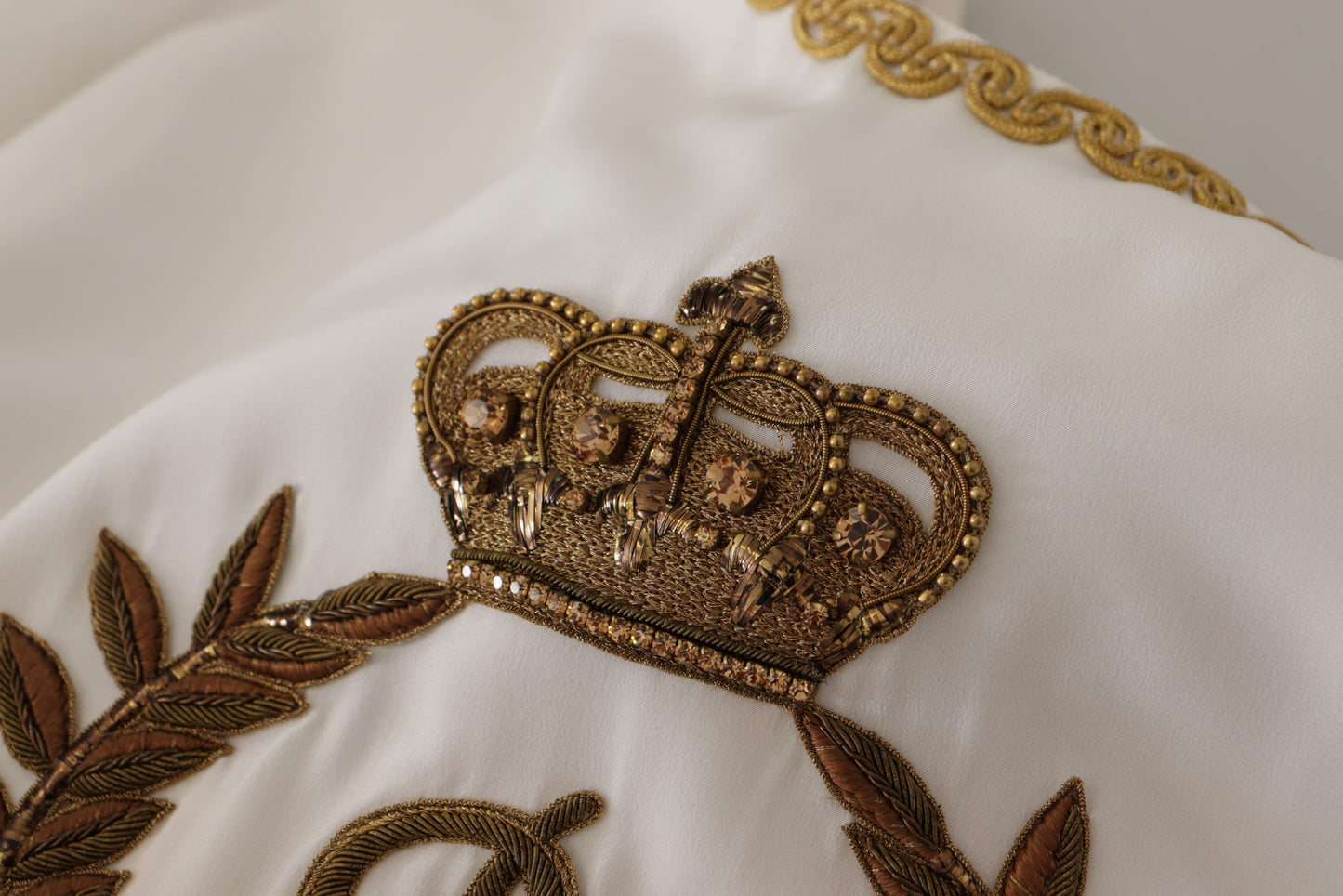 Dolce & Gabbana Élégant chemisier en soie avec broderie couronne dorée