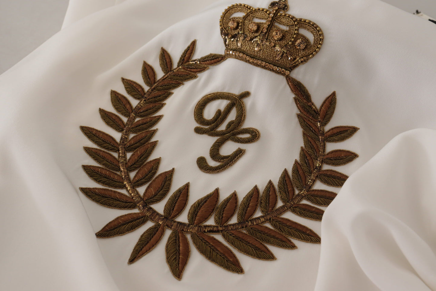 Dolce & Gabbana Élégant chemisier en soie avec broderie couronne dorée