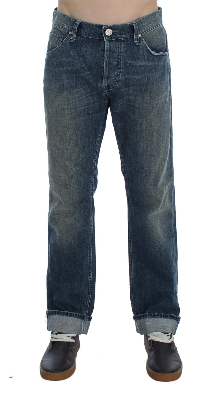 Huit élégants jeans bleu délavés coupe régulière