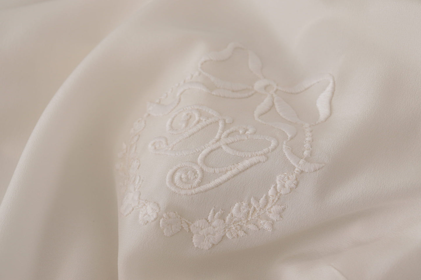 Dolce & Gabbana Haut en soie élégant avec logo brodé