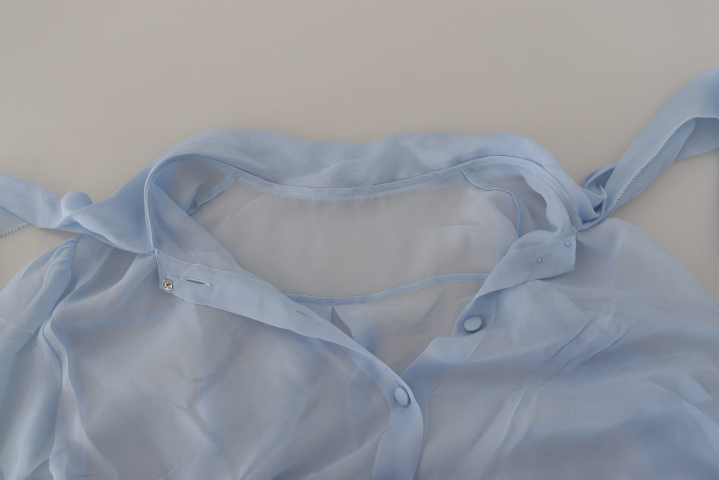 Chemisier élégant à col lavallière en soie Dolce & Gabbana bleu clair