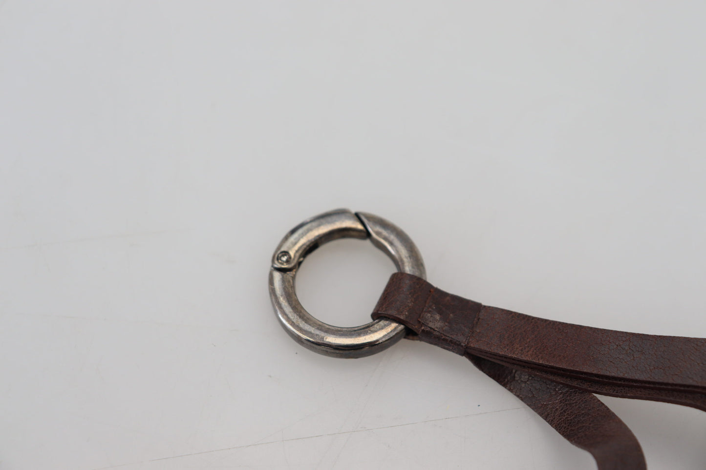 Porte-clés élégant en laiton et cuir avec breloque Costume National