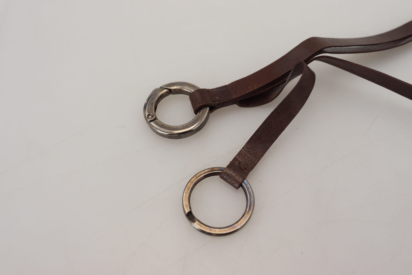 Porte-clés élégant en laiton et cuir avec breloque Costume National