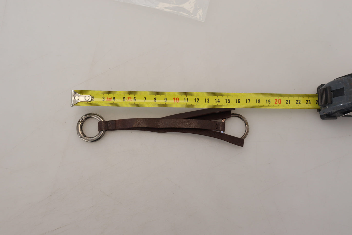 Porte-clés élégant en laiton et cuir avec breloque Costume National