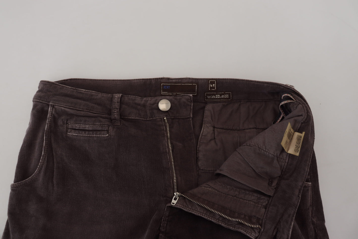 Huit pantalons élégants en velours côtelé marron