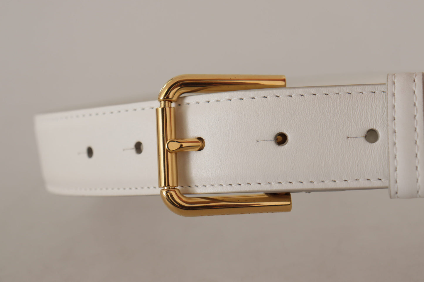 Ceinture en cuir blanc Dolce & Gabbana Chic avec boucle gravée dorée