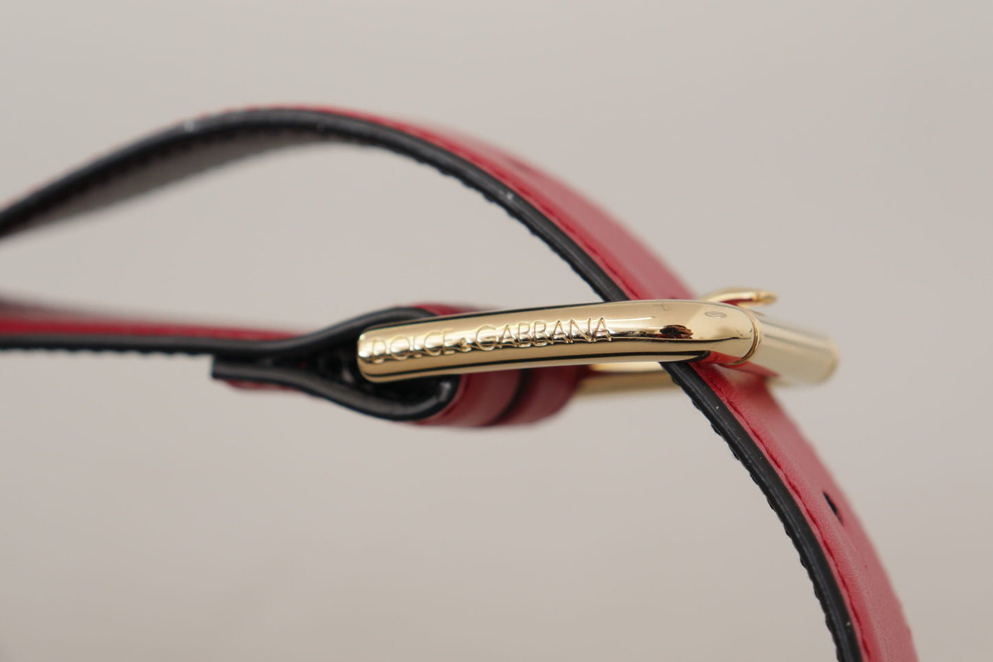 Ceinture élégante en cuir rouge Dolce & Gabbana avec boucle dorée