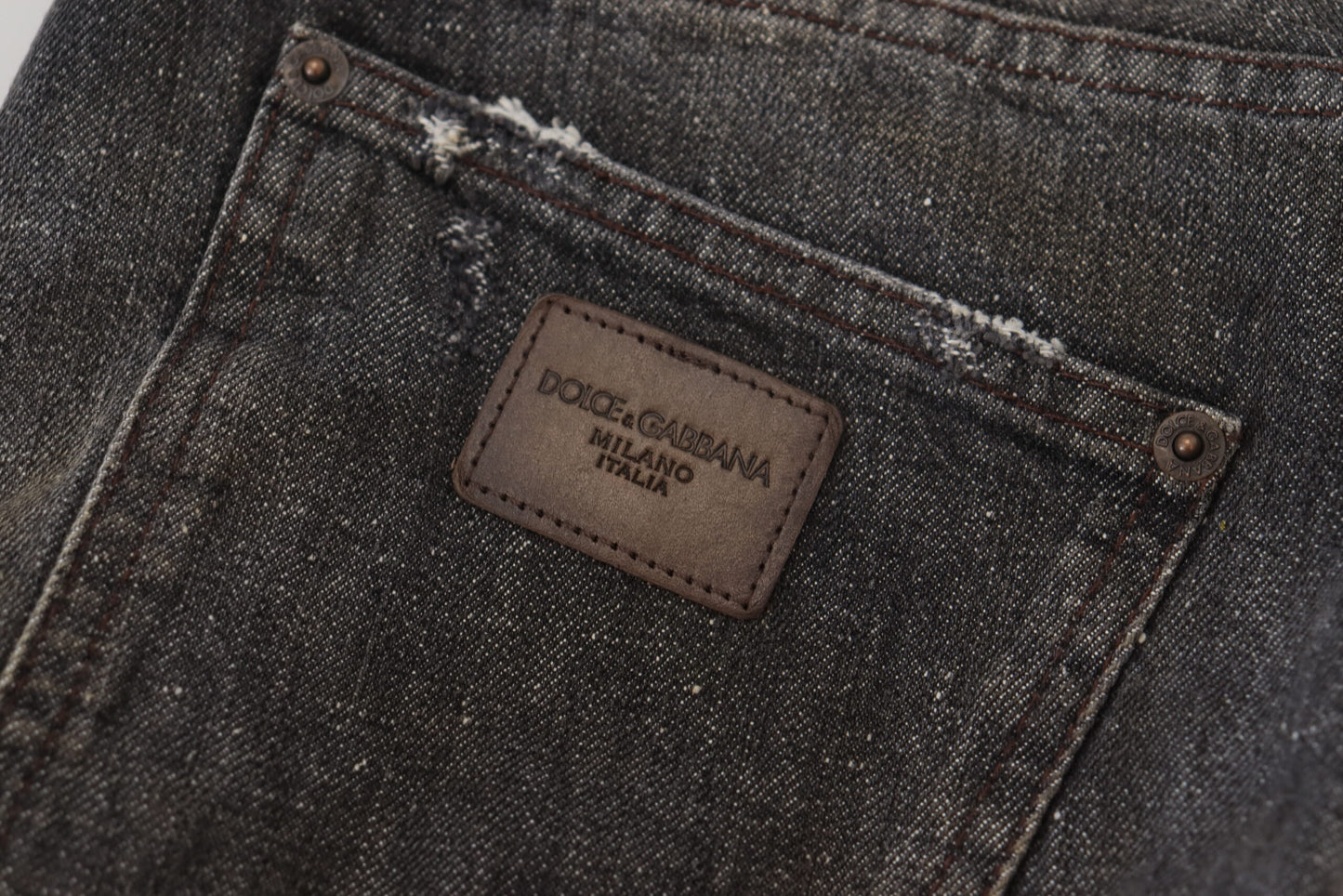 Dolce & Gabbana : un pantalon en denim gris exquis pour le gentleman moderne