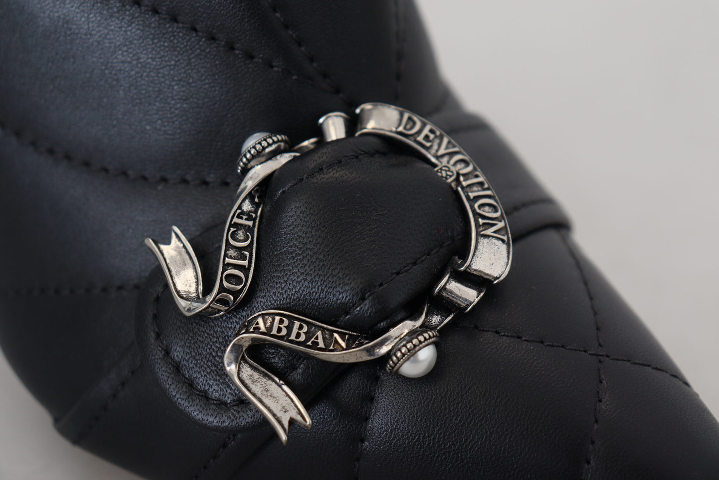 Bottines élégantes en cuir matelassé noir Dolce & Gabbana