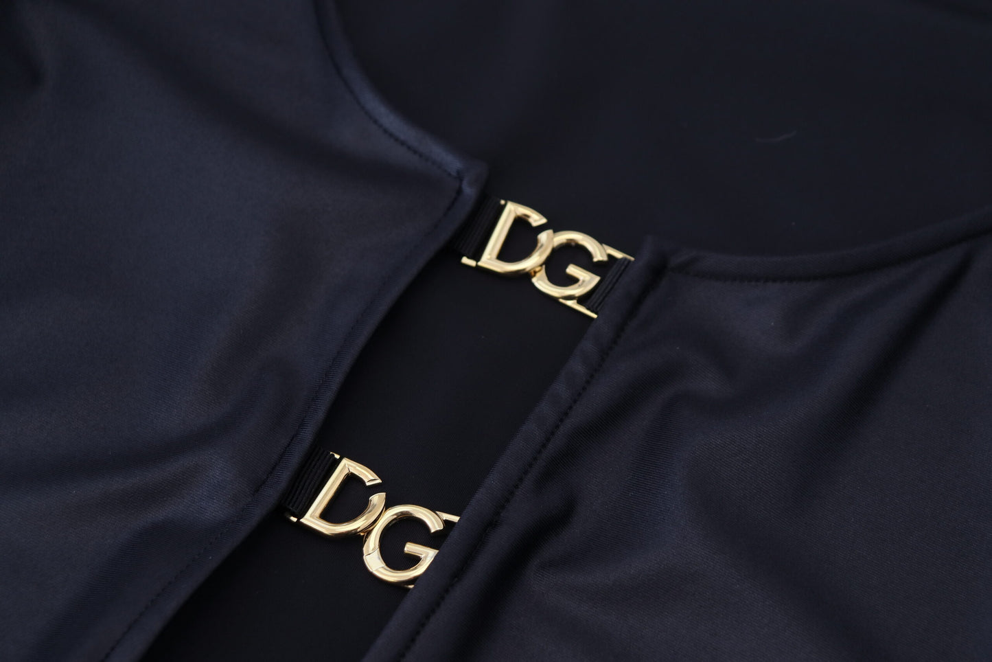 Dolce & Gabbana - Élégant haut noir à manches 3/4 avec détails dorés
