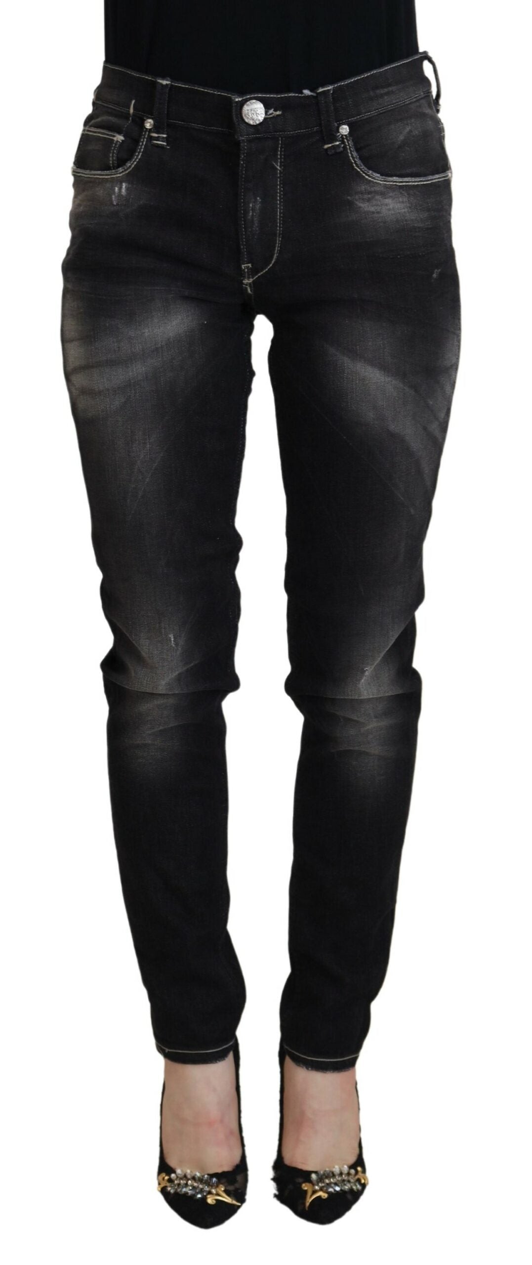 Huit jeans noirs élégants fuselés taille moyenne