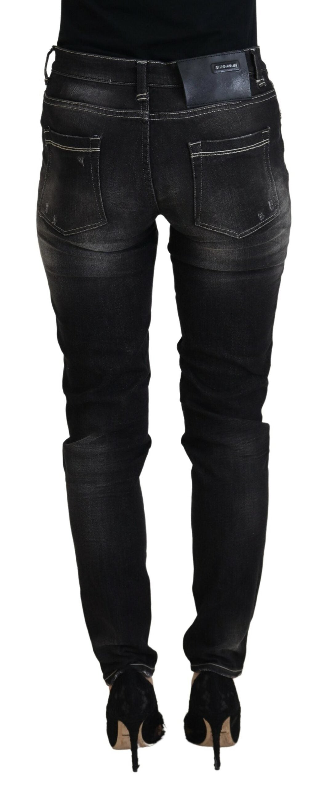 Huit jeans noirs élégants fuselés taille moyenne