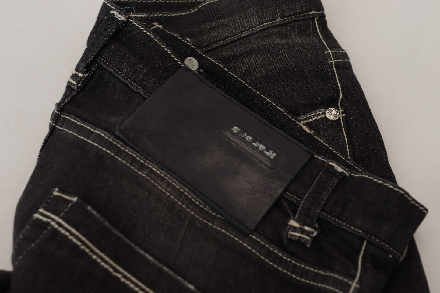 Huit jeans noirs élégants fuselés taille moyenne