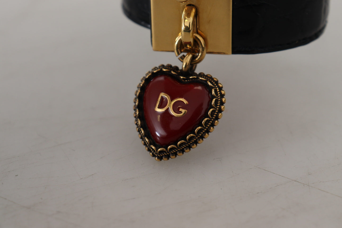 Bracelet élégant en cuir noir avec détails dorés Dolce & Gabbana
