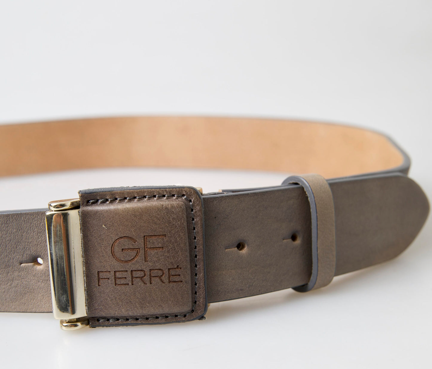 Ceinture élégante en cuir GF Ferre avec boucle gravée