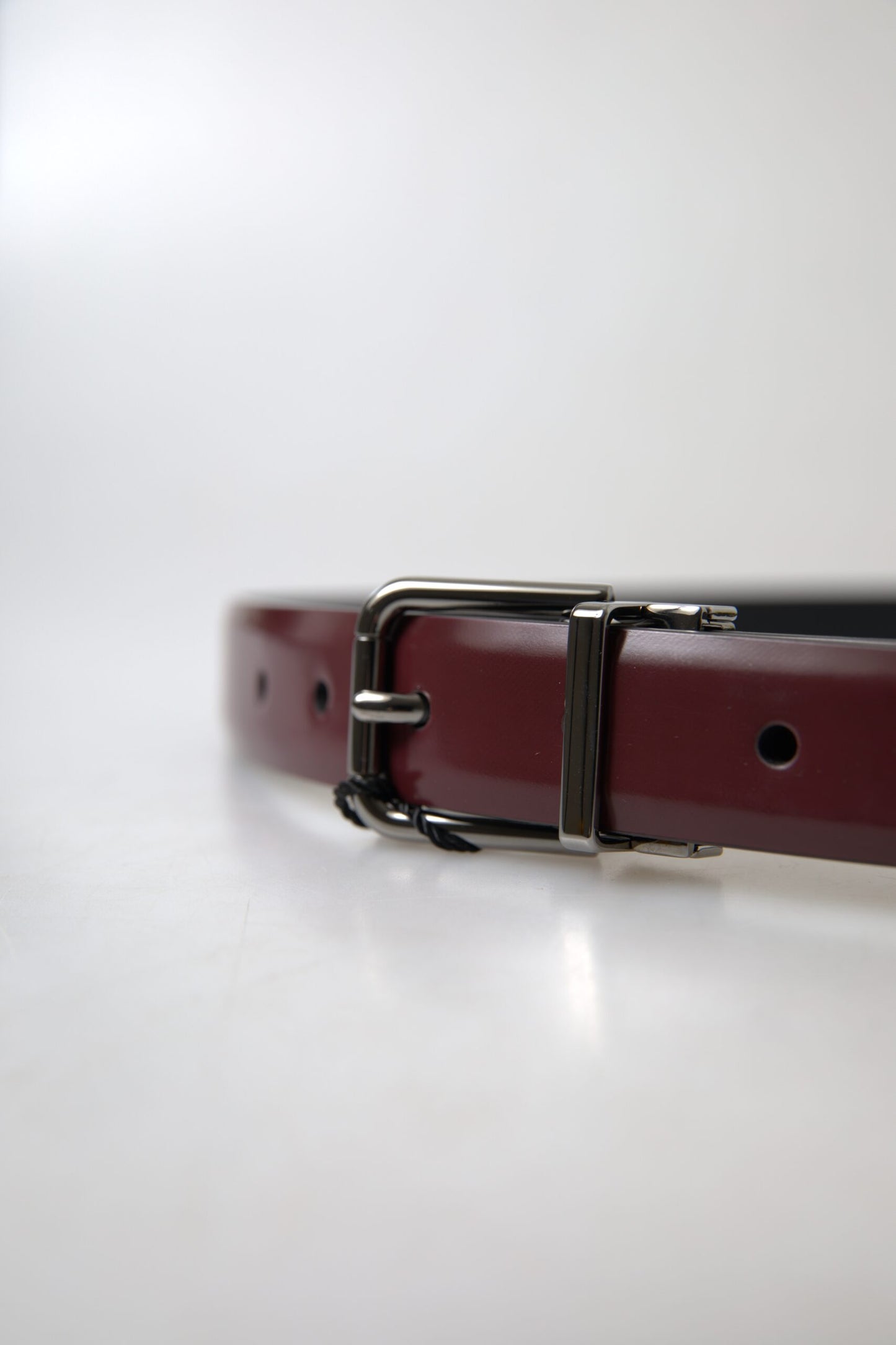 Ceinture élégante en cuir bordeaux Dolce & Gabbana avec boucle en métal