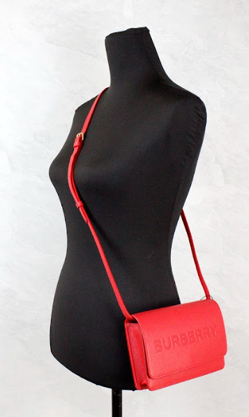 Petit sac bandoulière en cuir lisse rouge avec logo en relief Burberry Hampshire