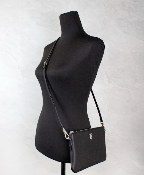 Sac à bandoulière Burberry Peyton en cuir noir monogrammé