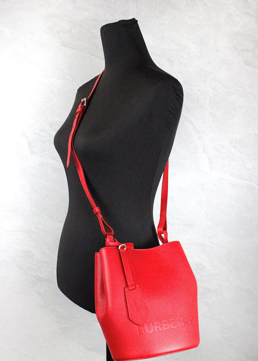 Petit sac seau à bandoulière Burberry Lorne en cuir grainé rouge