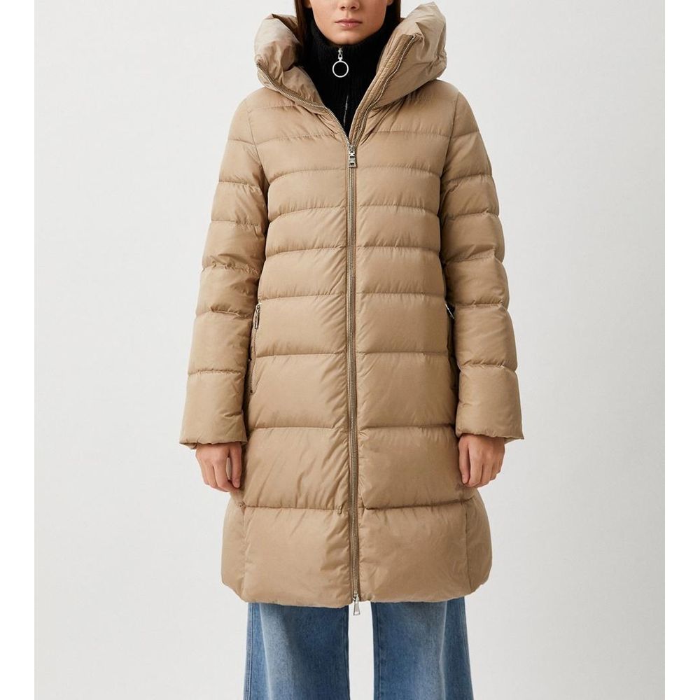 Ajoutez des vestes et un manteau en polyamide beige