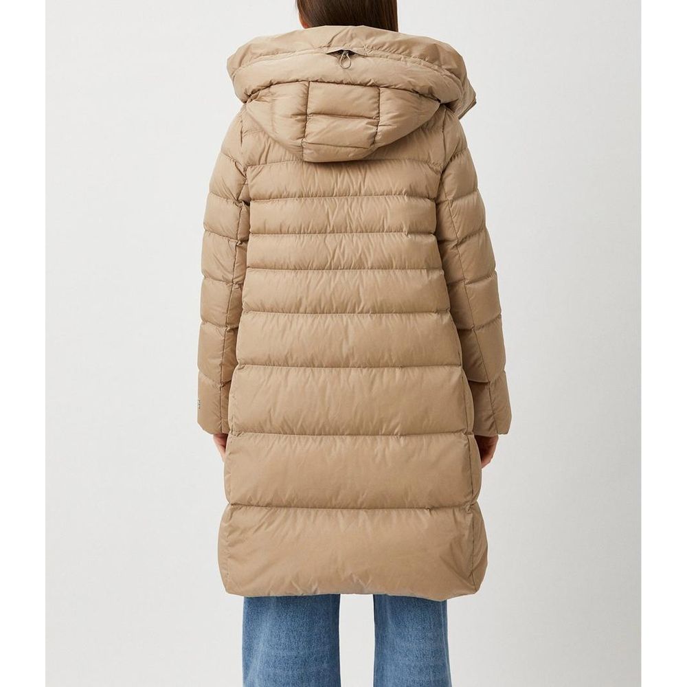 Ajoutez des vestes et un manteau en polyamide beige