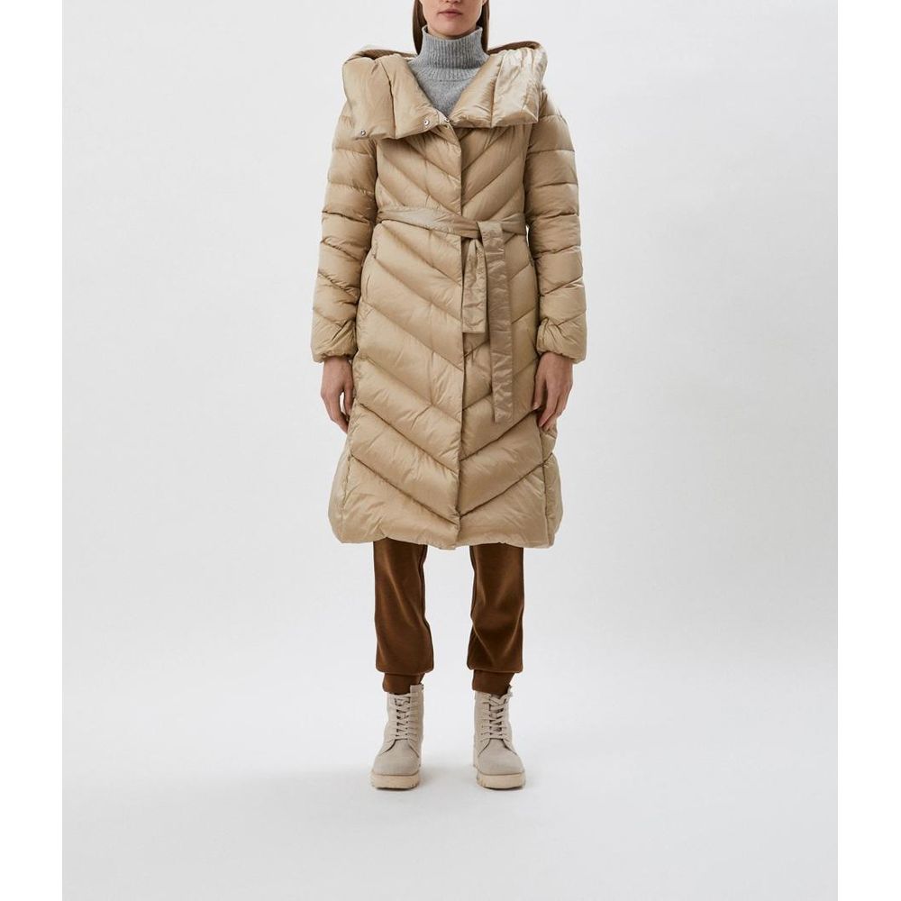 Ajoutez des vestes et un manteau en polyamide beige