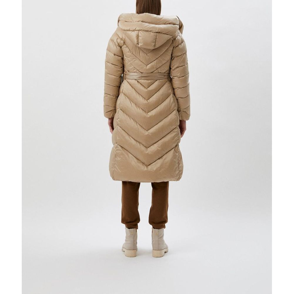 Ajoutez des vestes et un manteau en polyamide beige