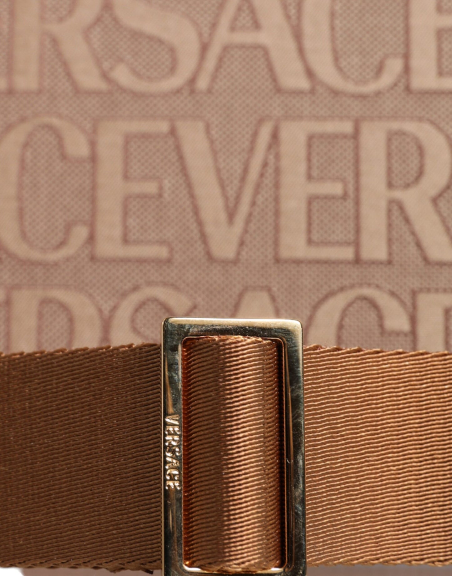 Sac fourre-tout à bandoulière en cuir jacquard marron Versace avec poignée supérieure et logo