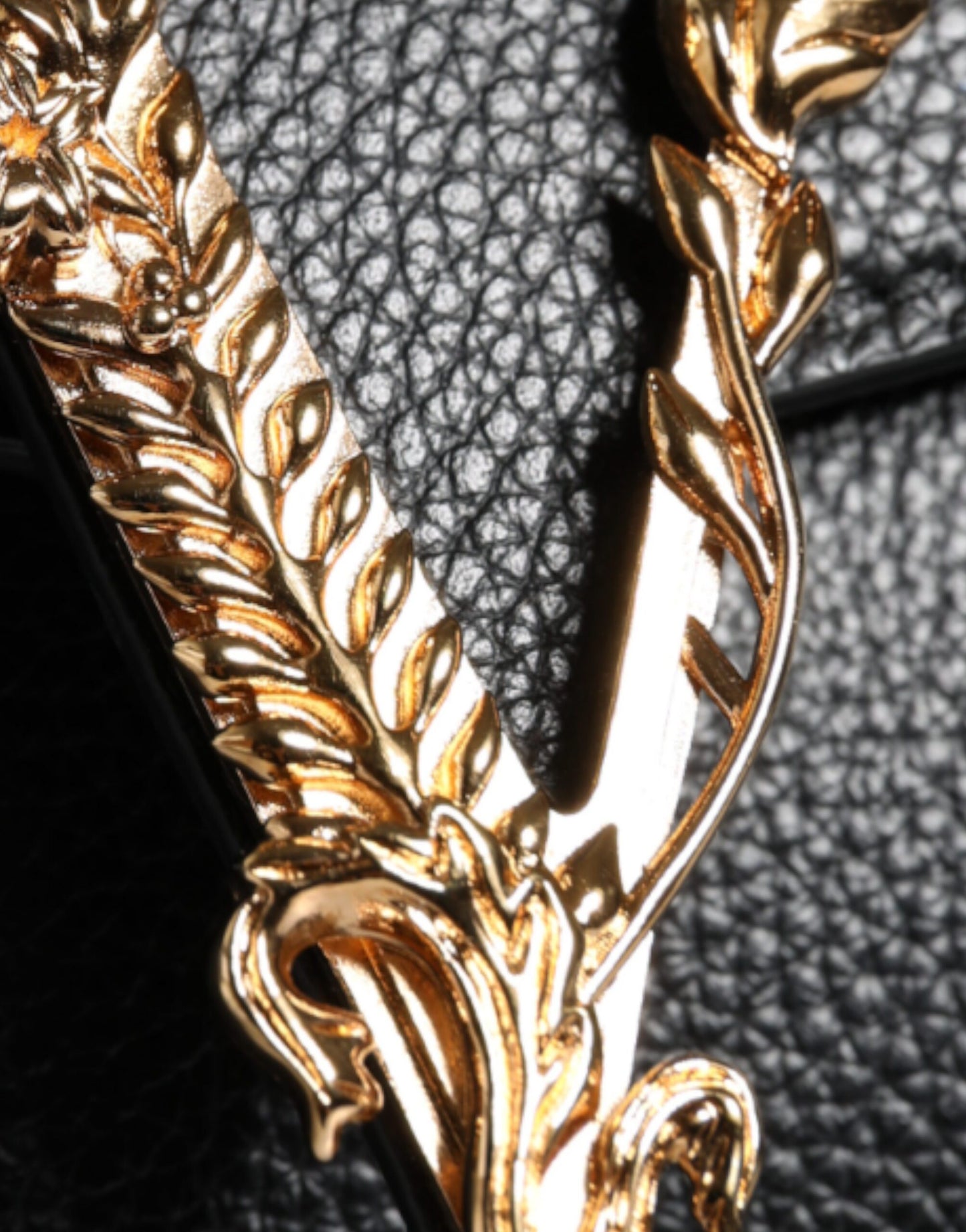 Sac bandoulière Versace en cuir de veau grainé noir avec poignée supérieure