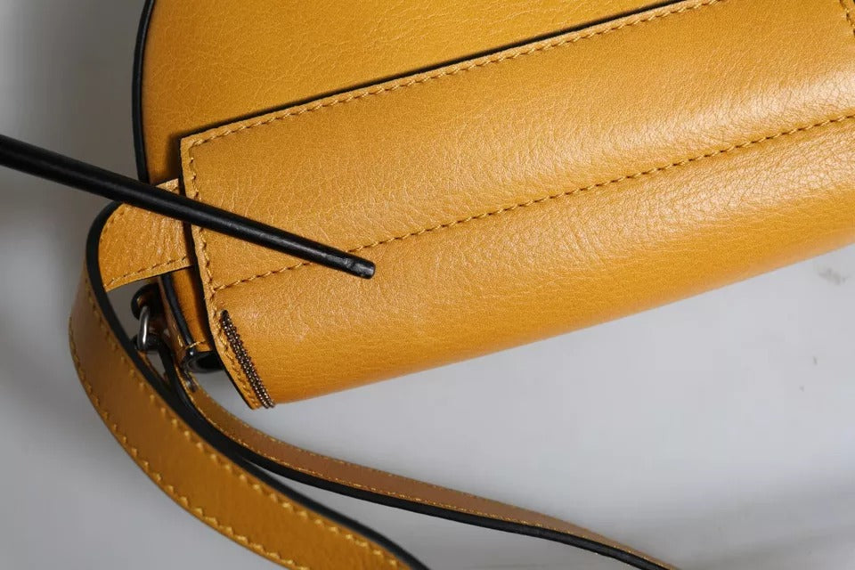 Sac bandoulière en cuir marron clair avec logo Brunello Cucinelli