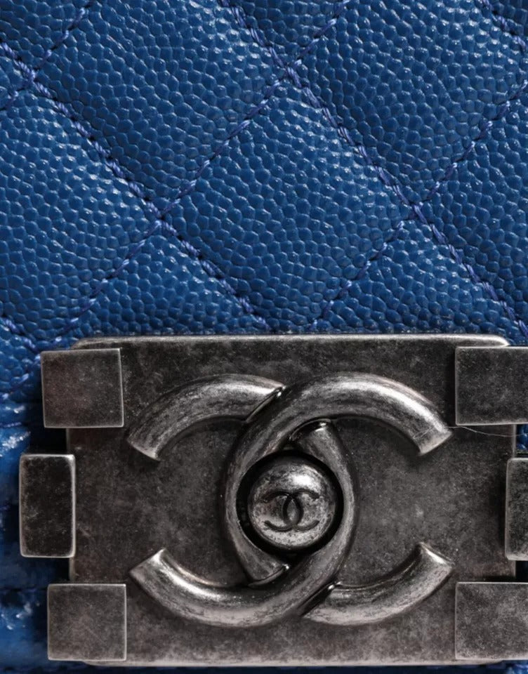 Sac à bandoulière Chanel moyen en cuir d'agneau bleu à double chaîne
