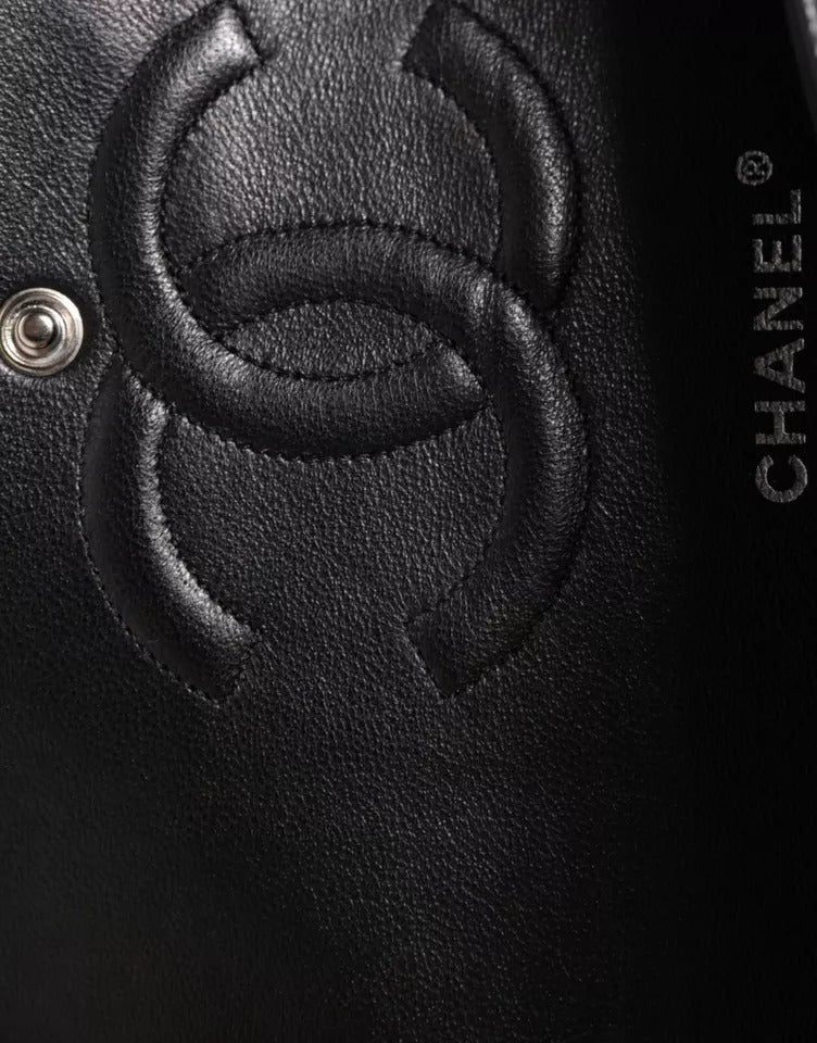 Sac à bandoulière matelassé à double rabat classique noir caviar de taille moyenne de Chanel