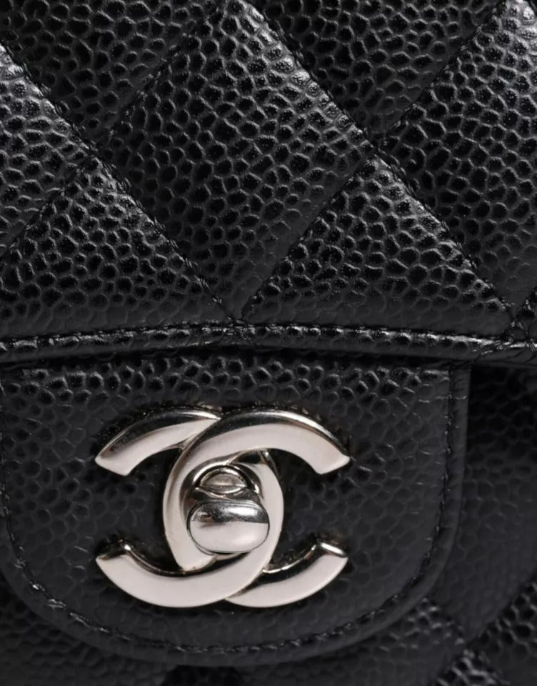 Sac à bandoulière matelassé à double rabat classique noir caviar de taille moyenne de Chanel