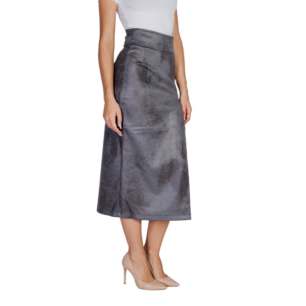 Jupe en cuir artificiel gris uniquement