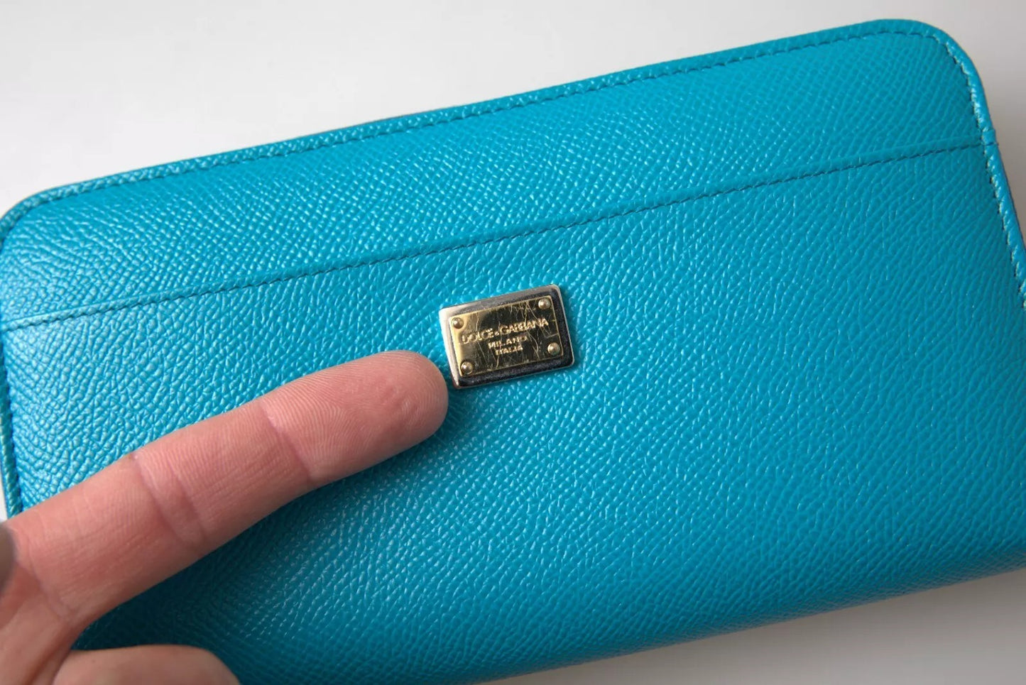 Portefeuille Dolce & Gabbana bleu clair LOVE en cuir avec fermeture éclair sur le pourtour continental