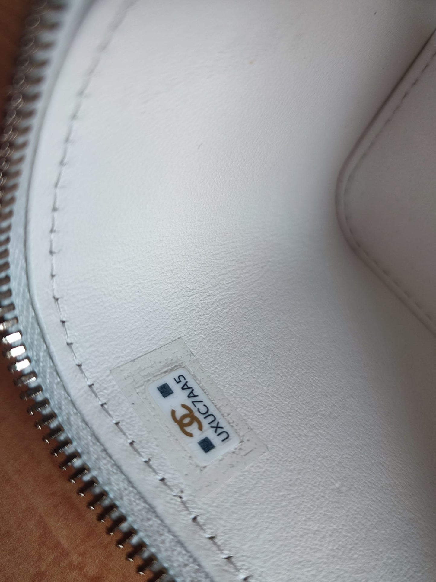Miroir de courtoisie Chanel en cuir d'agneau matelassé blanc avec chaîne dorée