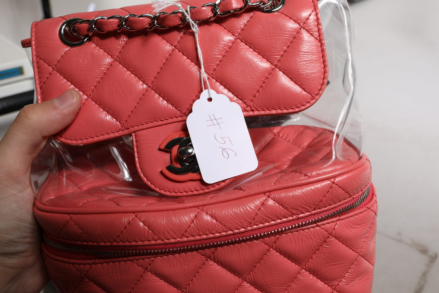 Sac à dos en cuir vinyle rose Chanel