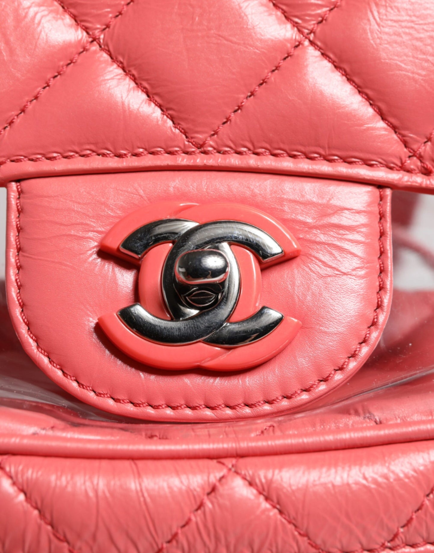 Sac à dos en cuir vinyle rose Chanel