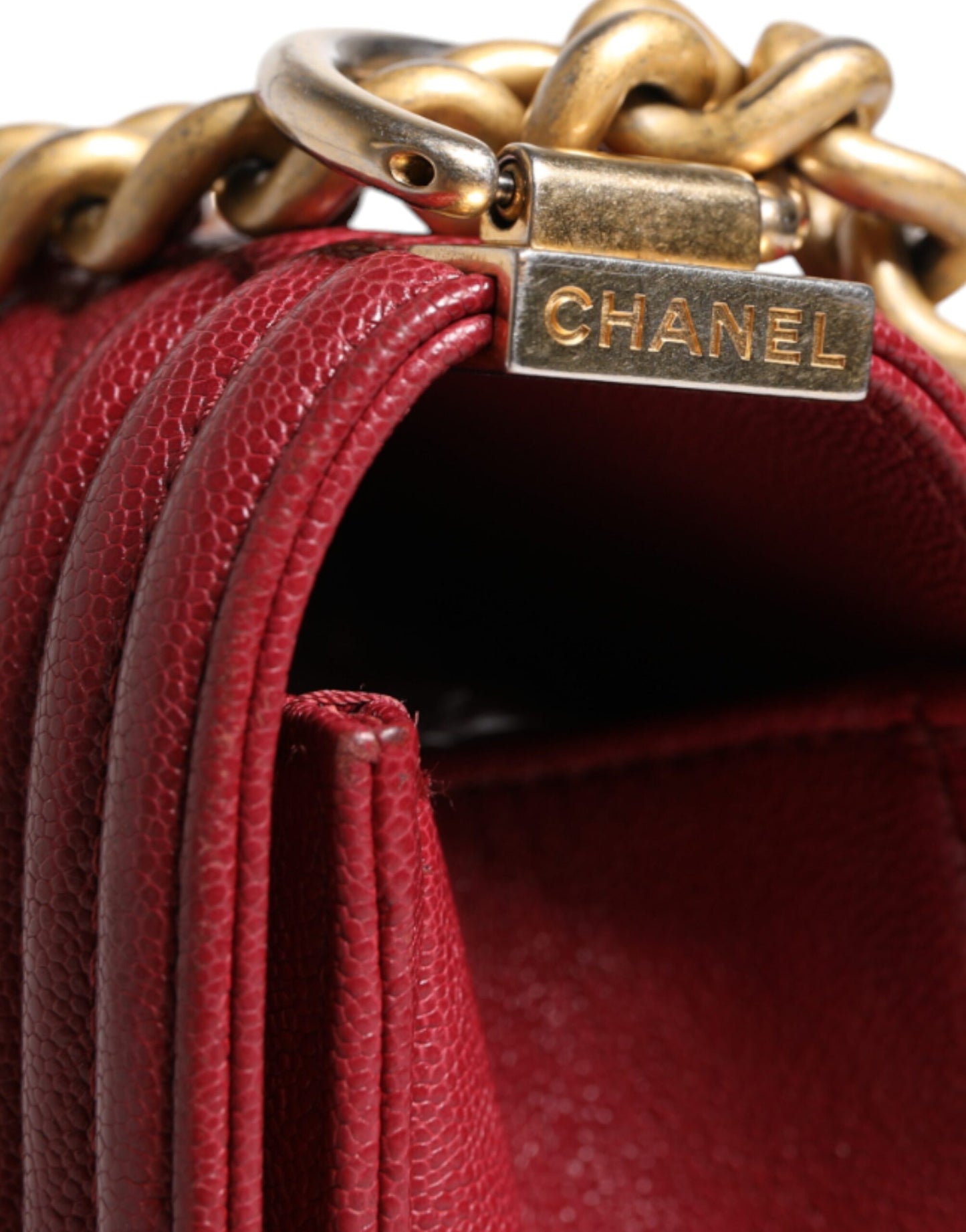 Sac à bandoulière Chanel en cuir d'agneau rouge et double chaîne dorée de taille moyenne