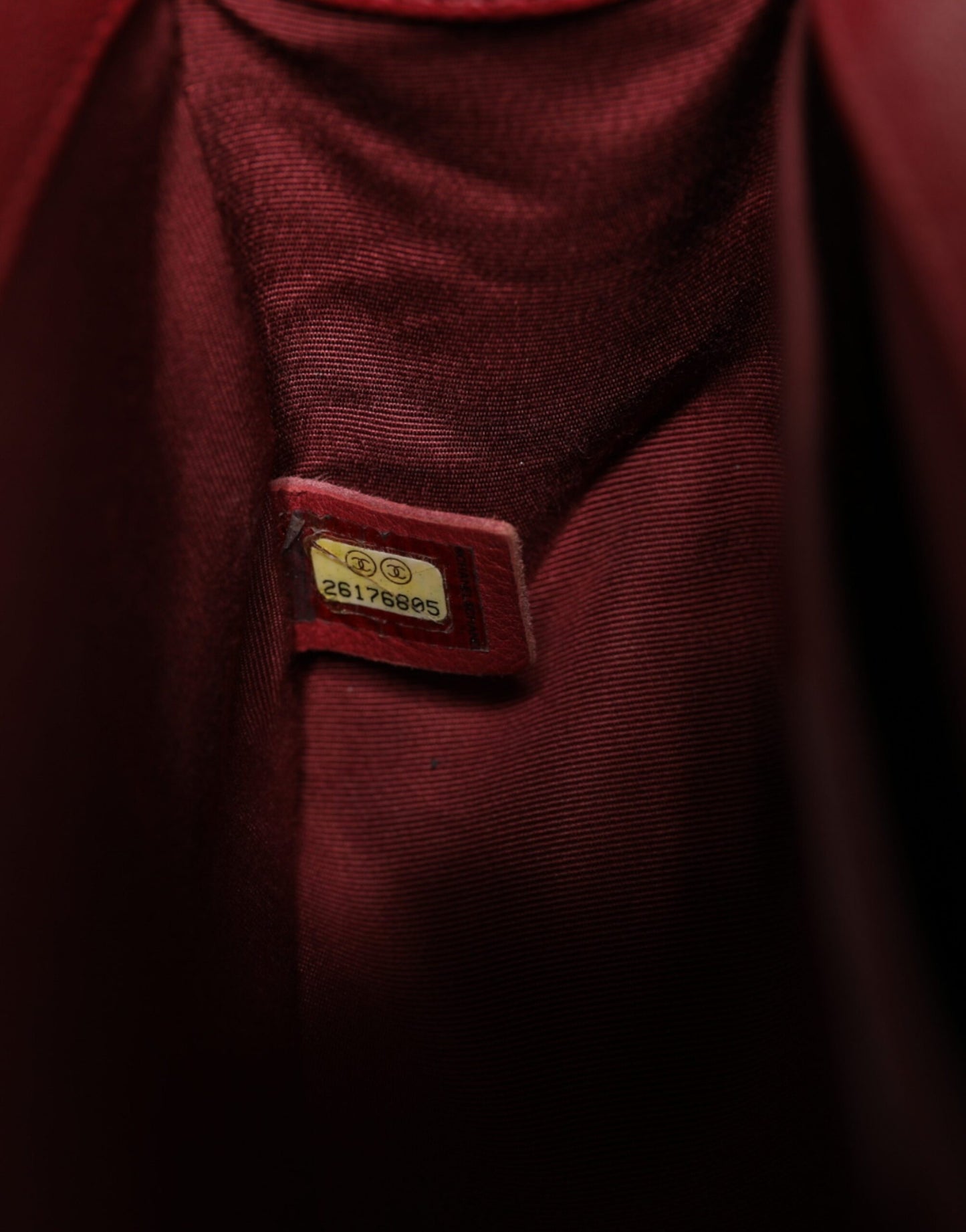 Sac à bandoulière Chanel en cuir d'agneau rouge et double chaîne dorée de taille moyenne