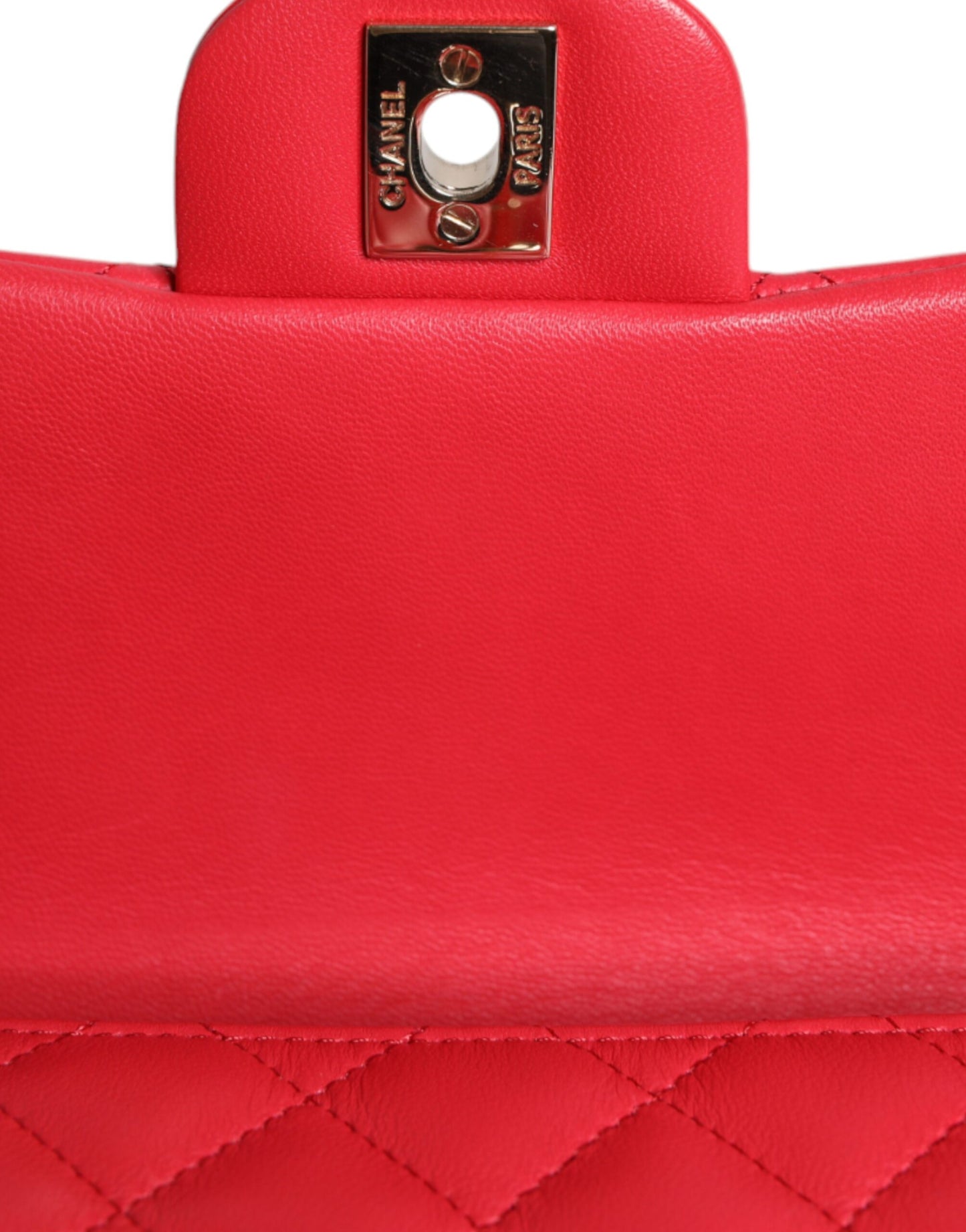 Mini sac à main Chanel en cuir d'agneau matelassé rose à bandoulière avec chaîne