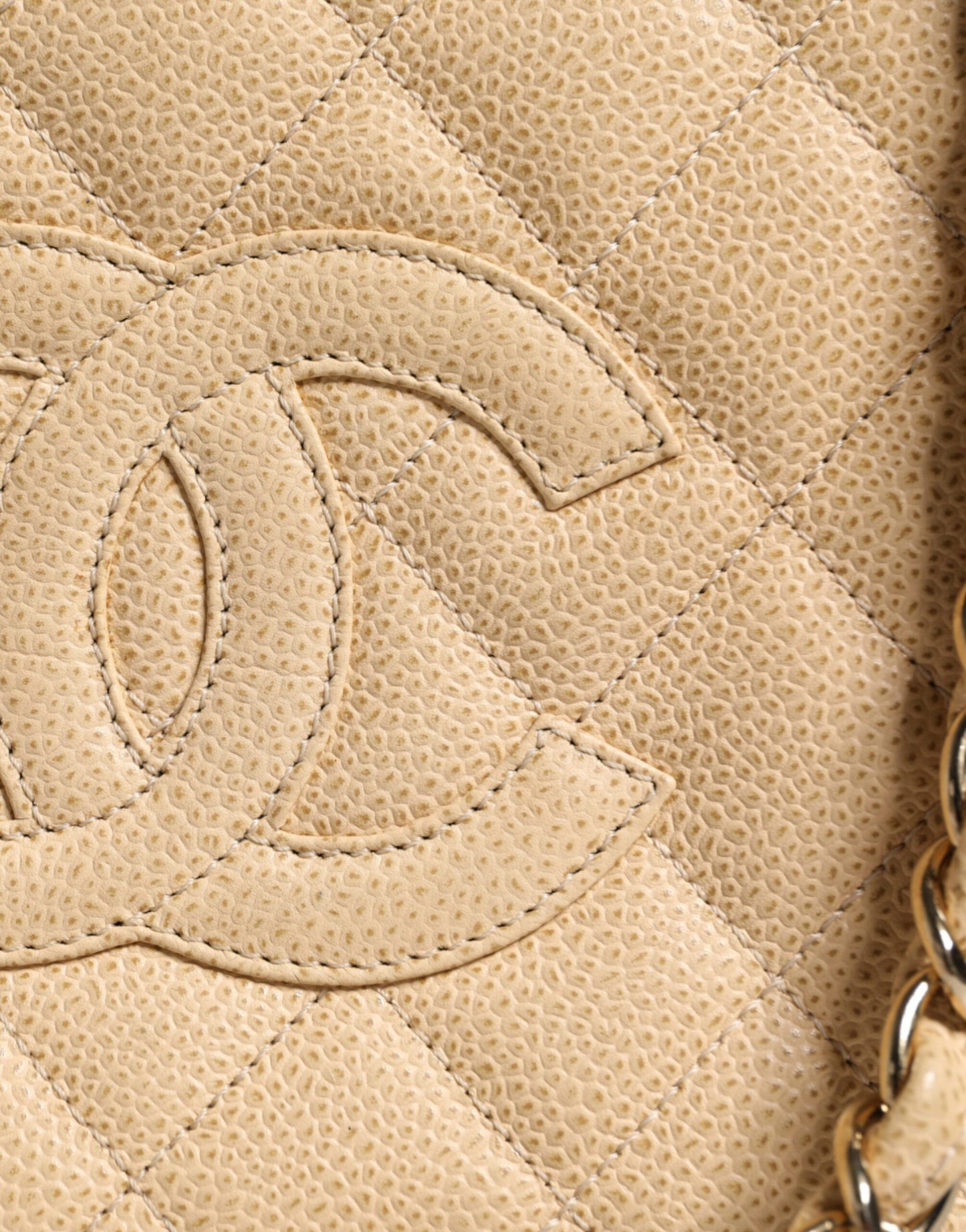 Sac à main Chanel en cuir beige Caviar De Coco avec chaîne