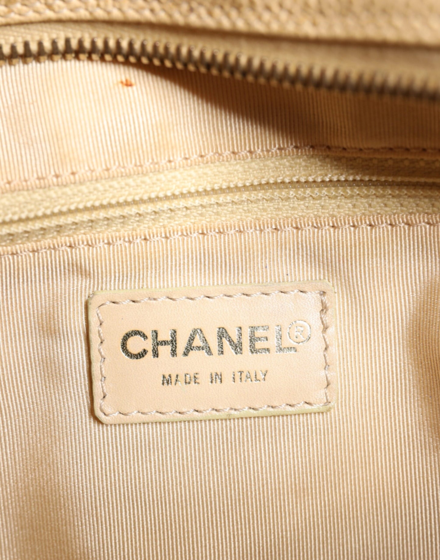 Sac à main Chanel en cuir beige Caviar De Coco avec chaîne