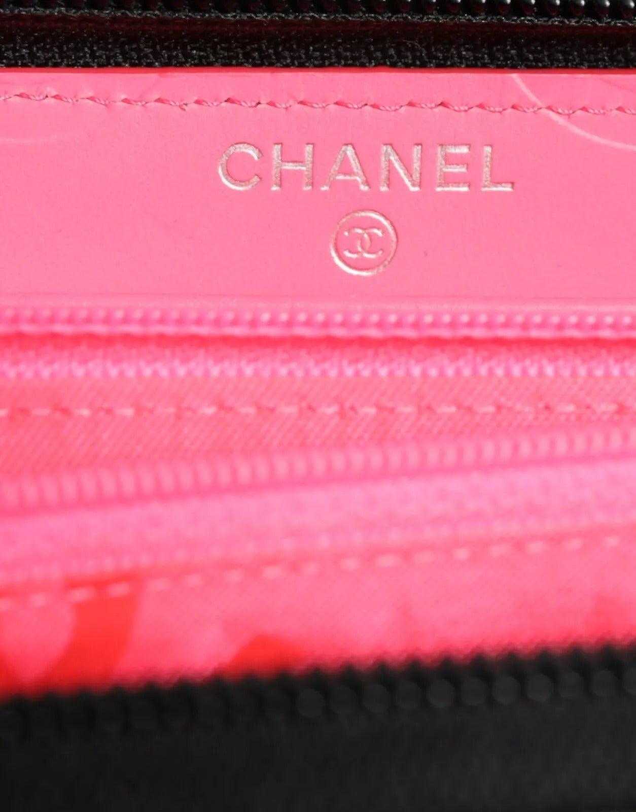 Portefeuille zippé continental Chanel en cuir matelassé noir avec logo CC