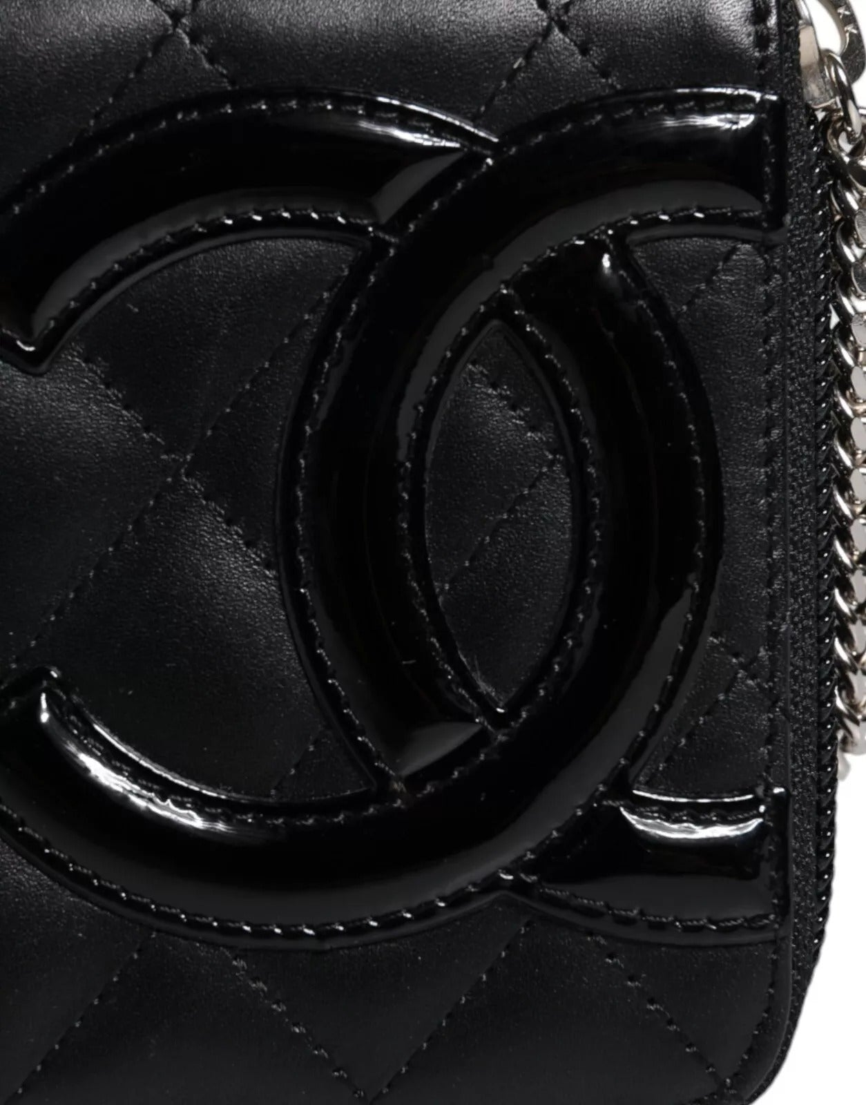 Portefeuille zippé continental Chanel en cuir matelassé noir avec logo CC