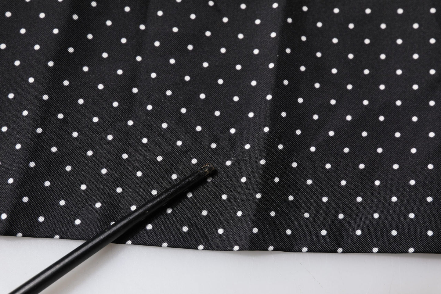 Foulard fin en soie à pois noirs Dolce & Gabbana