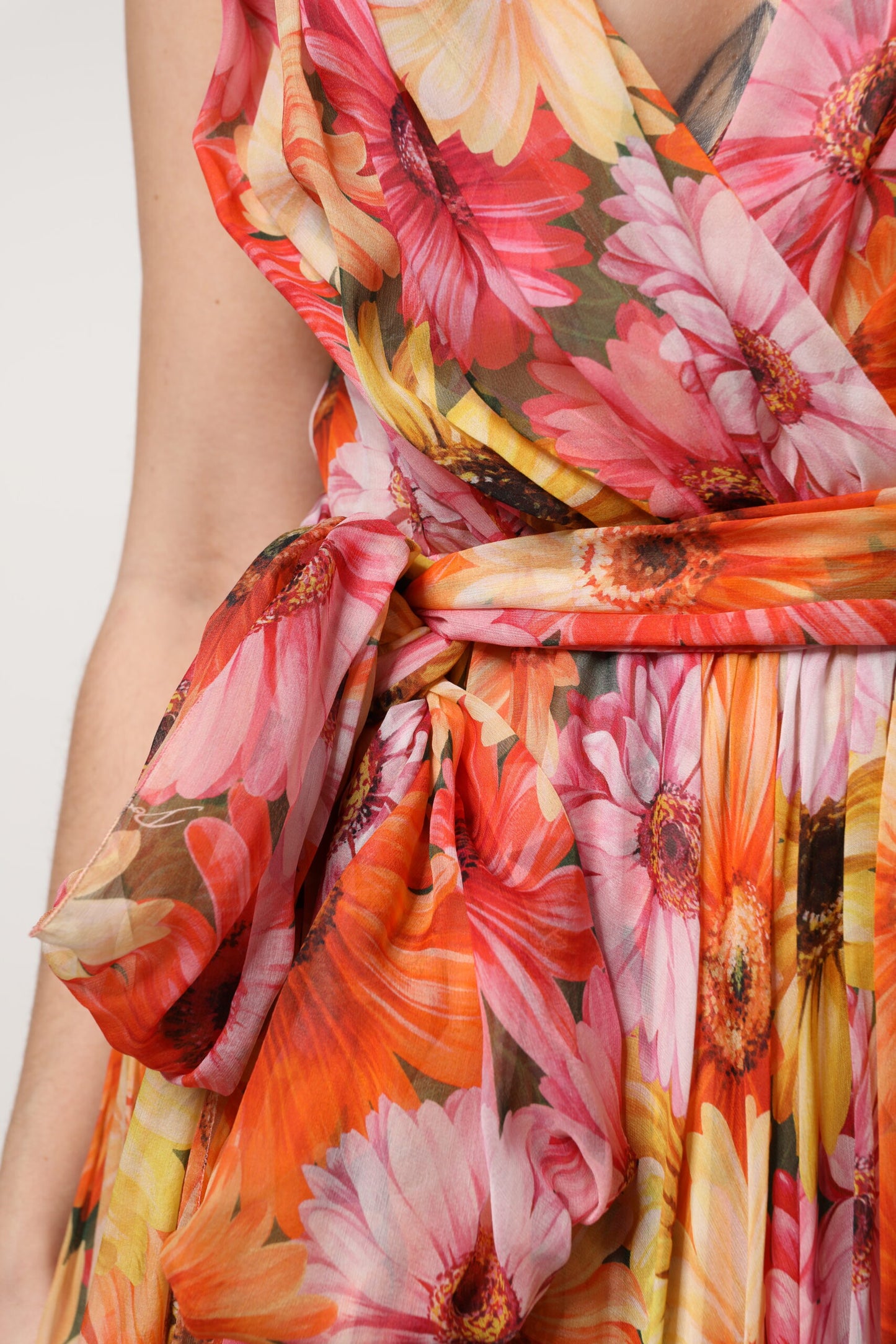 Robe en mousseline de soie à col en V et imprimé floral multicolore Dolce & Gabbana