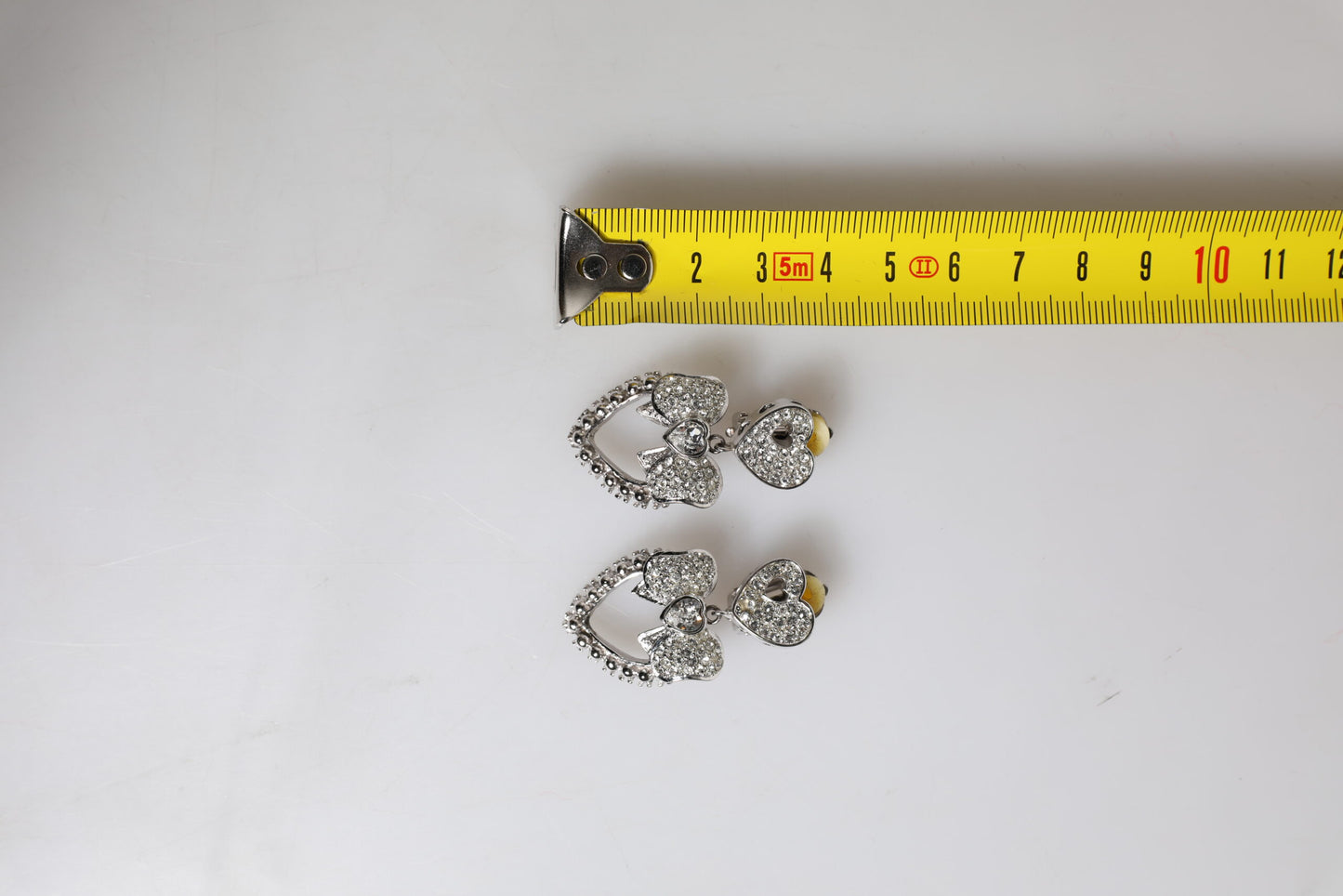 Boucles d'oreilles pendantes à clip Dolce & Gabbana en argent avec nœud en forme de cœur et strass