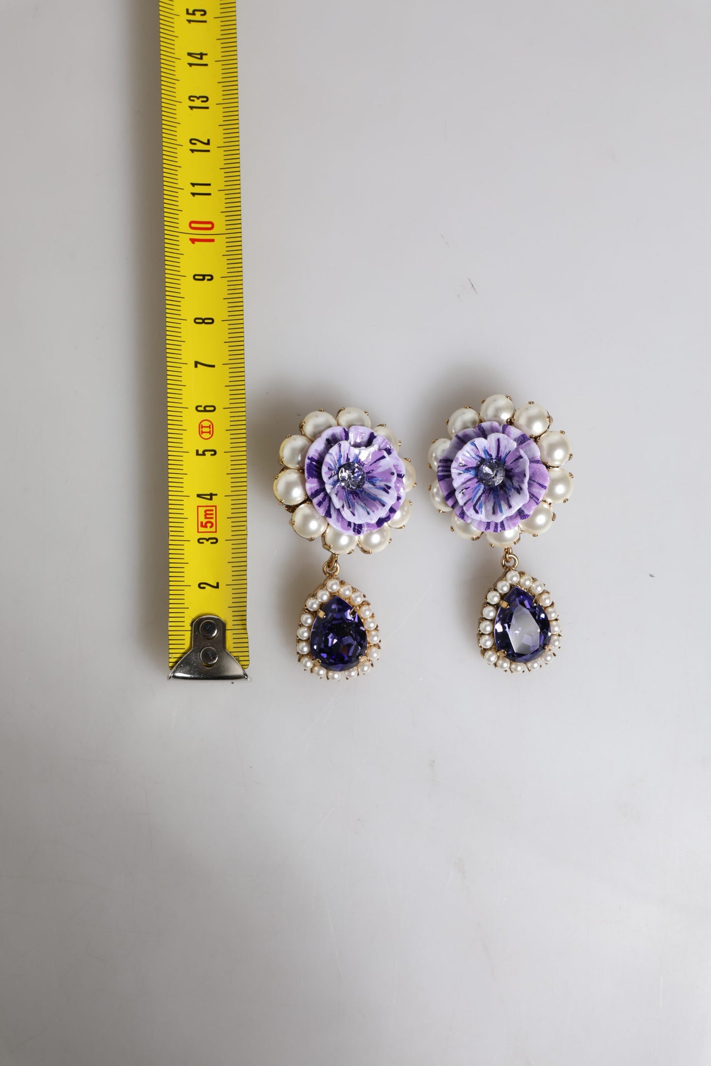 Boucles d'oreilles à clip Dolce & Gabbana en forme de fleur violette et de perles en forme de larme